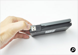 USBは本体右側に収納できる