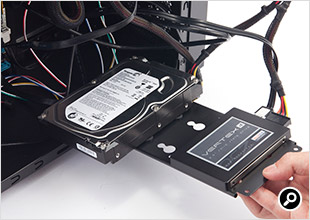 プレートにHDDとSSDを付けた状態