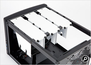 前面方向にある白いフレームがケージだ