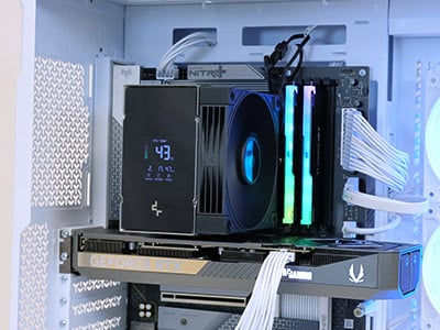DeepCoolの「AK700 DIGITAL NYX」のようにトップパネルを活用したモデルもある