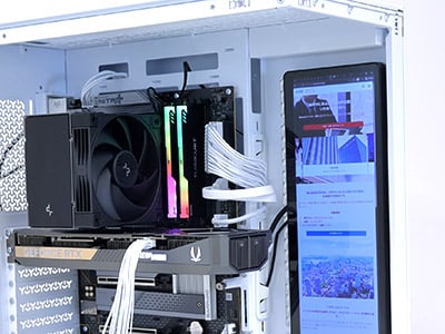 対応するPCケースなら、CORSAIRの「XENEON EDGE」をPCケース内に取り付けることもできる