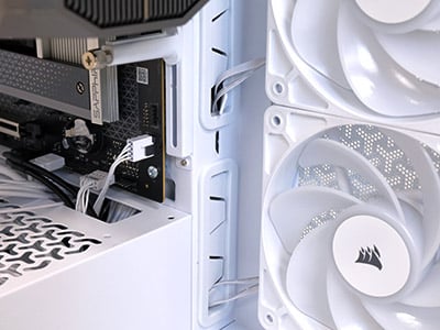 ピラーレスPCケースは随所にケーブルホールがあることも特徴的