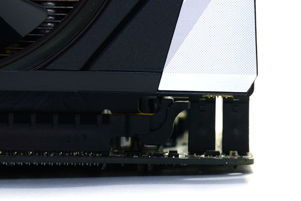 Mini-ITXマザーボードからはみ出ない!すごくいい。