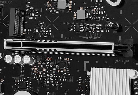 PCI Express 5.0 x16スロットを装備
