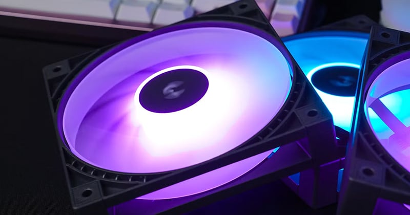 広い角度からRGBライティングを楽しめるオープンフレーム構造
