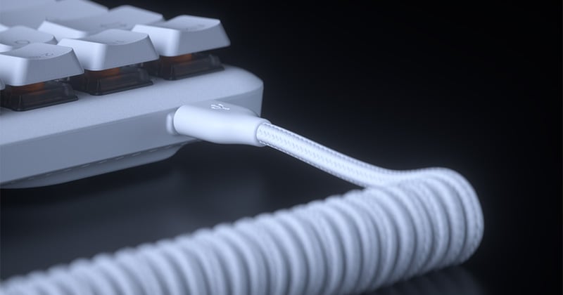 持ち運びしやすい薄型軽量ボディと着脱式USBコイルケーブル