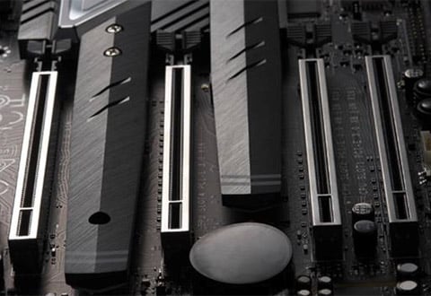 PCI Express 3.0 x16スロットを4基搭載